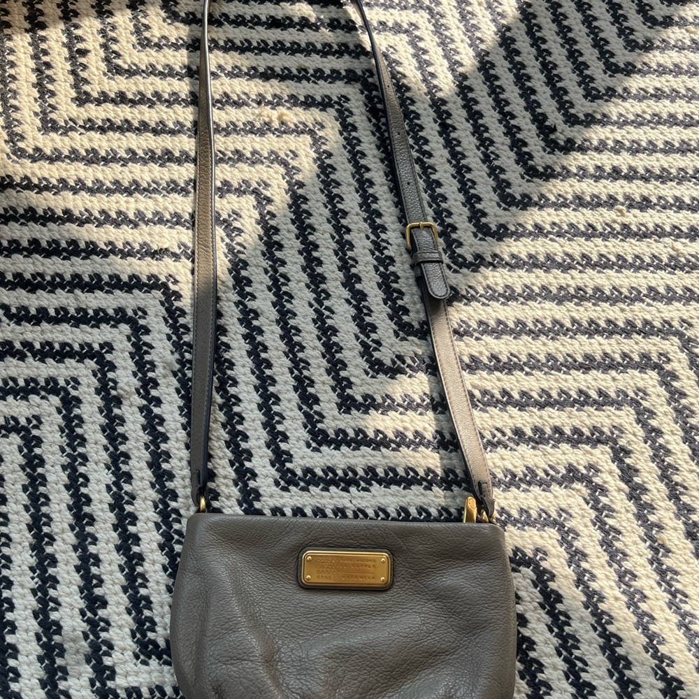 Marc Jacobs Gray Crossbody Bag with Sleek Design